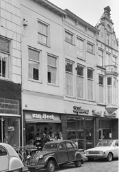 <p>Foto van de voorgevels van Oudestraat 100 en 102 uit 1967, met de in 1966 vernieuwde winkelpui van Zijlema (beeldbank RCE). </p>
